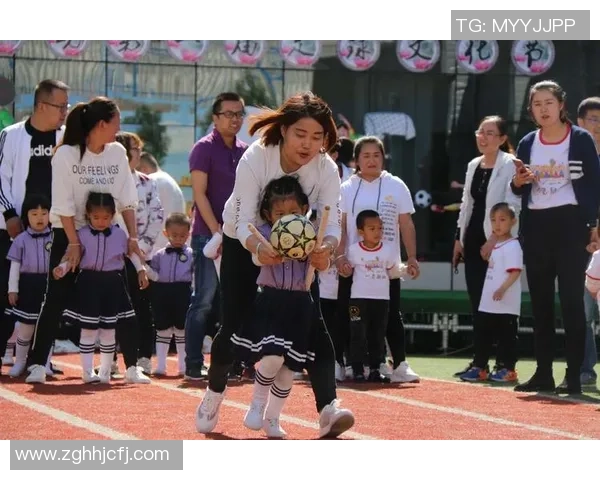 足球明星与孩子温馨瞬间大合集展现亲子时光的快乐与感动 足球明星与孩子温馨瞬间大合集展现亲子时光的快乐与感动