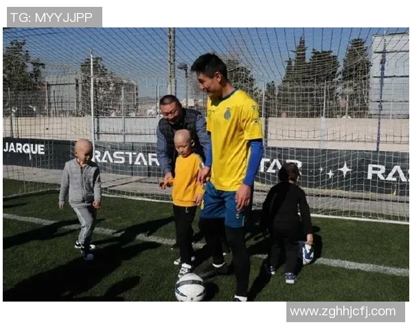 足球明星怀抱孩子展现温情一幕引发网友热议与感动